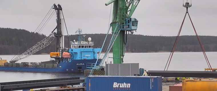 En containerkran som anländer i hamn