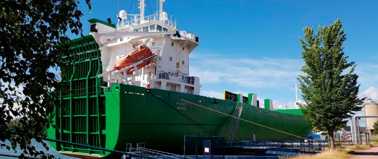 Fartyget Midas ligger förtöjt vid en hamn