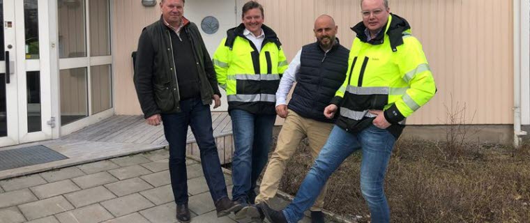 En fothälsning istället för handslag. Personer på bilden: Leif Pettersson, delägare Standard Leather Sverige AB, Per Fredman, vvd, Södertälje Hamn, Rikard Fritjofson, partner Standard Leather/Zenith Automotive och Robert Tingvall, vd Södertälje Hamn
